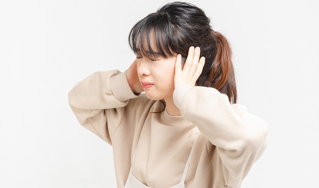 悩んでいる人の写真