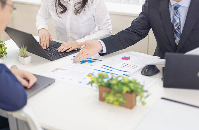 相談している写真