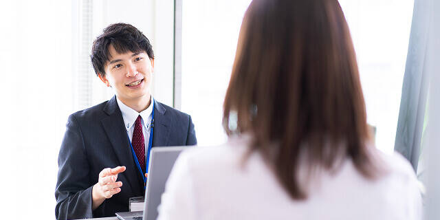 スタッフに相談する人の写真