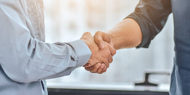 握手をしている写真