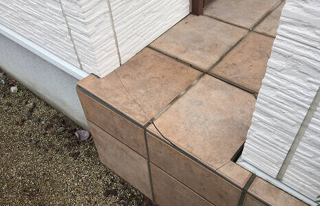 玄関タイルの写真