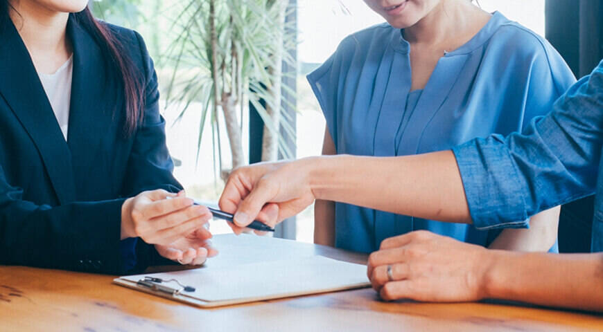 スタッフに相談する人の写真