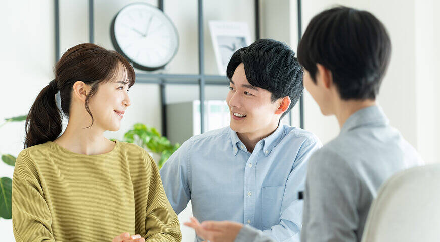 スタッフに相談する人の写真