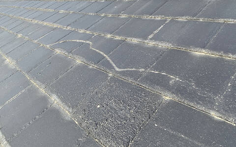 屋根のヒビ割れ写真