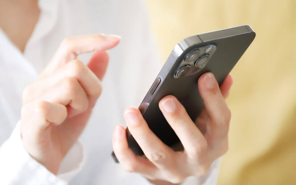 スマホを操作する人の写真