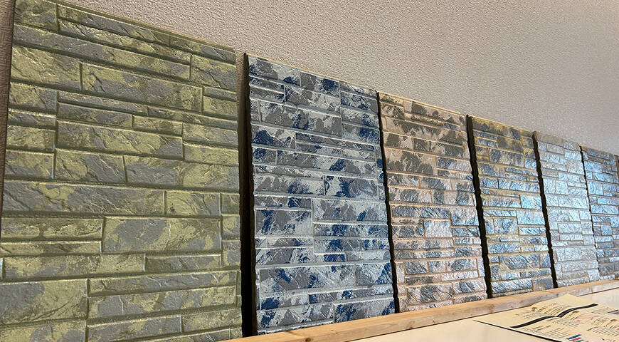 ショールームで相談する人の写真