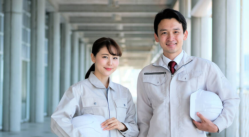 ショールームで相談する人の写真