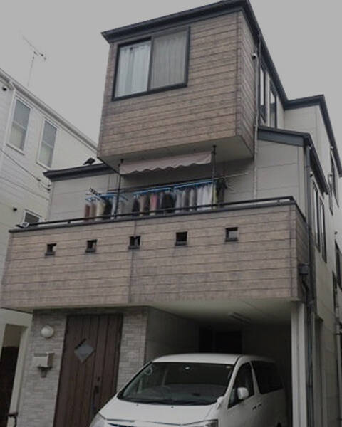 デザイン塗装前の住宅の外観写真